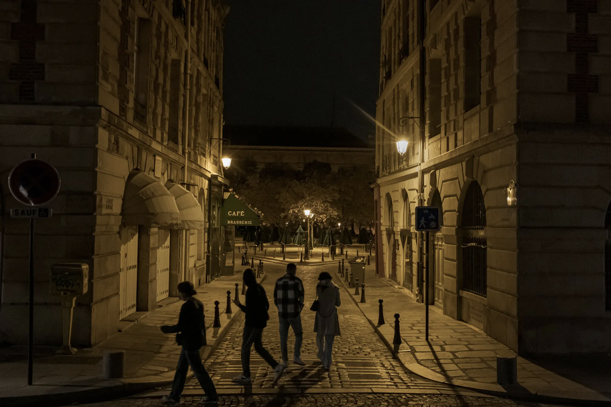 Parkour athletes are turning off store lights in Paris