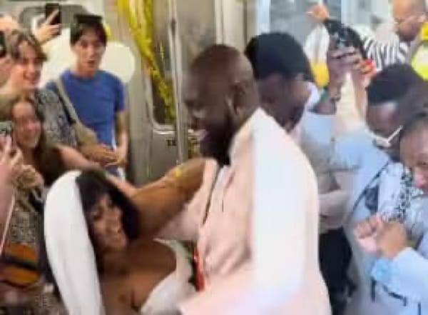 This couple had their wedding reception on a NYC subway train